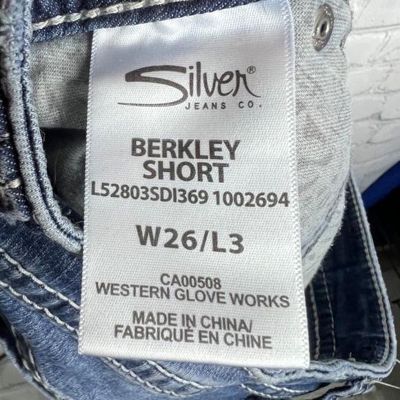 |•SILVER JEANS•| 'Berkley Short' Stretch Jean Shorts W26xL3 - Picture 9 of 13